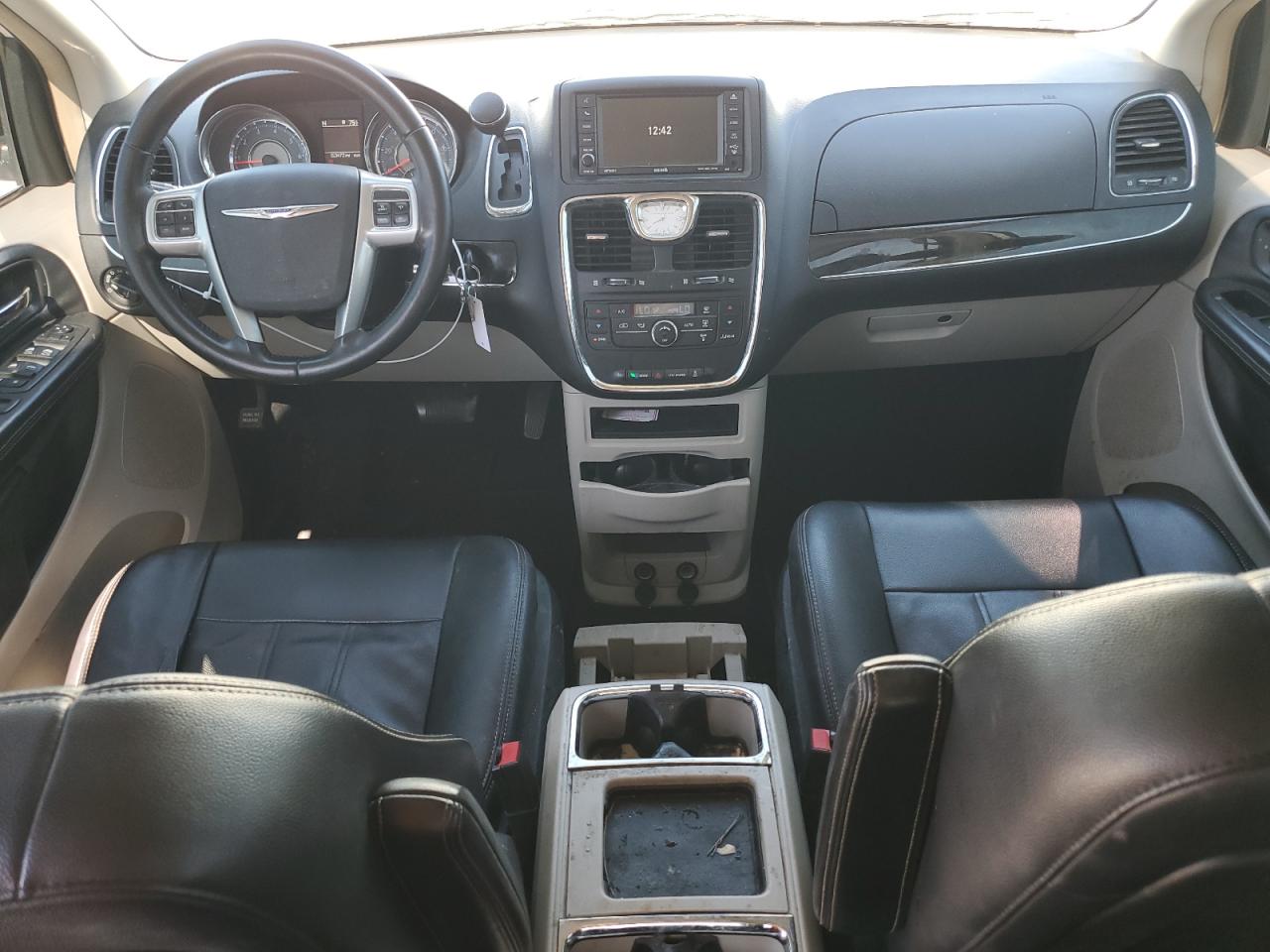 2013 Chrysler Town & Country - Image 8