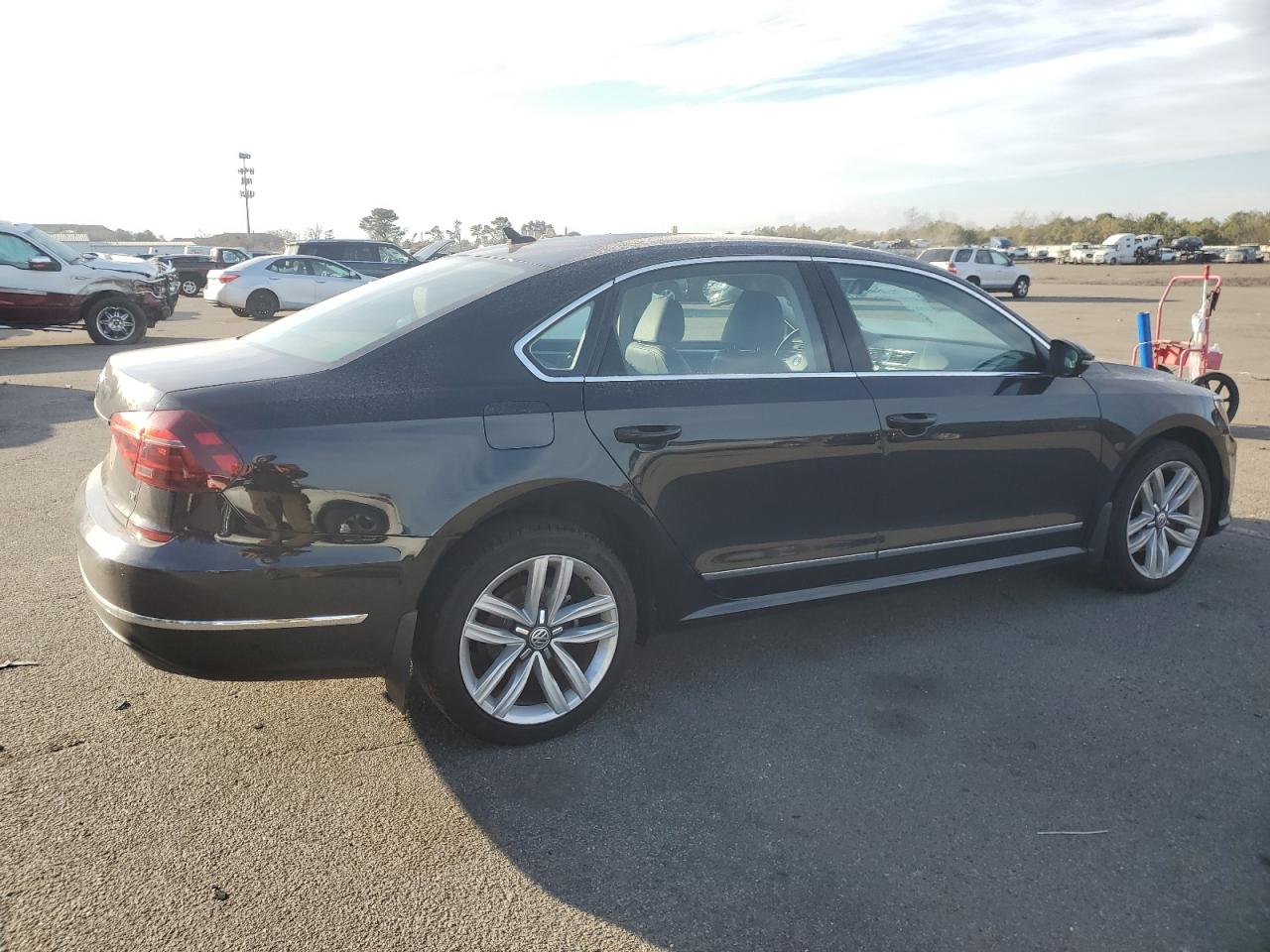 2017 Volkswagen Passat - Image 3