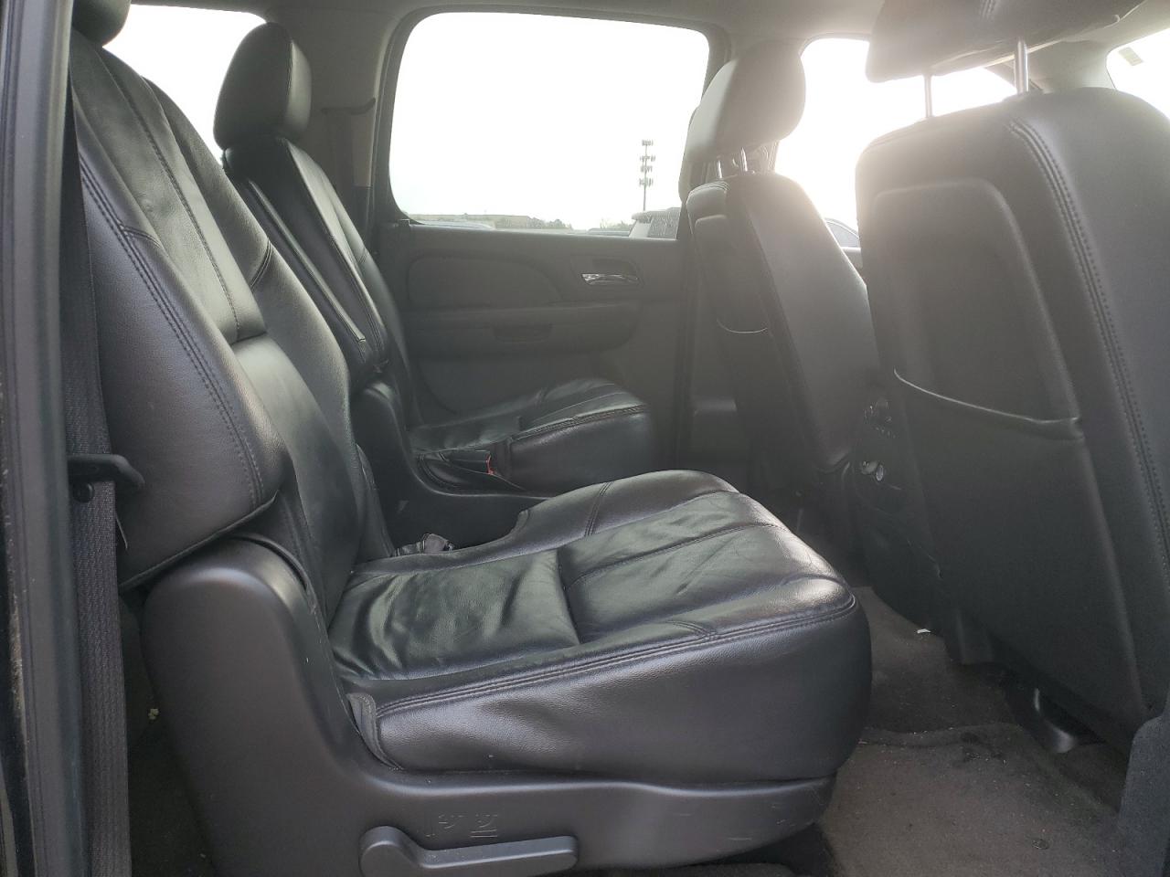 2012 Chevrolet Suburban - Image 11