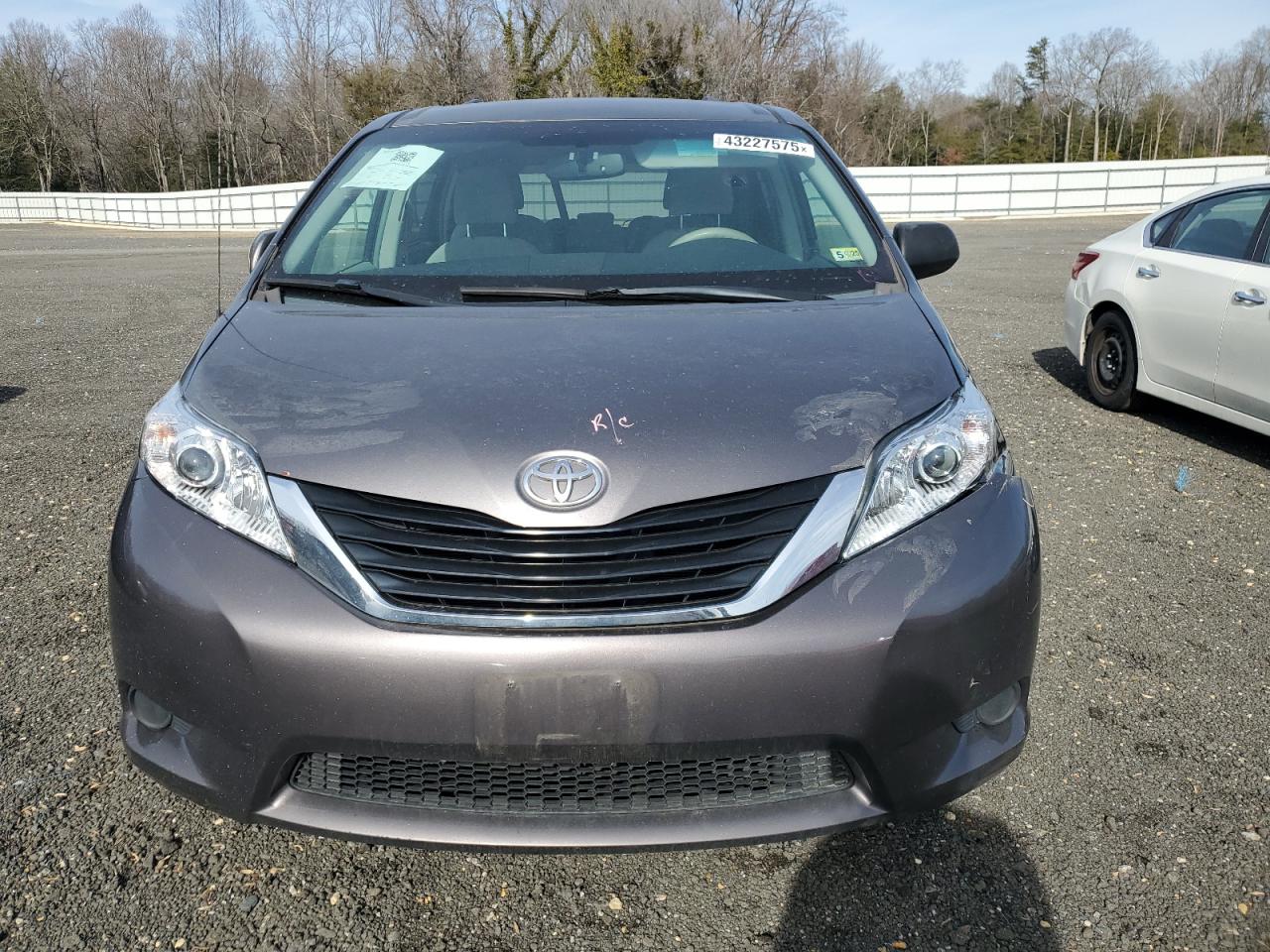 2011 Toyota Sienna - Image 5