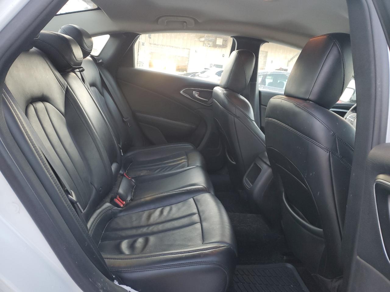 2017 Chrysler 200 - Image 10