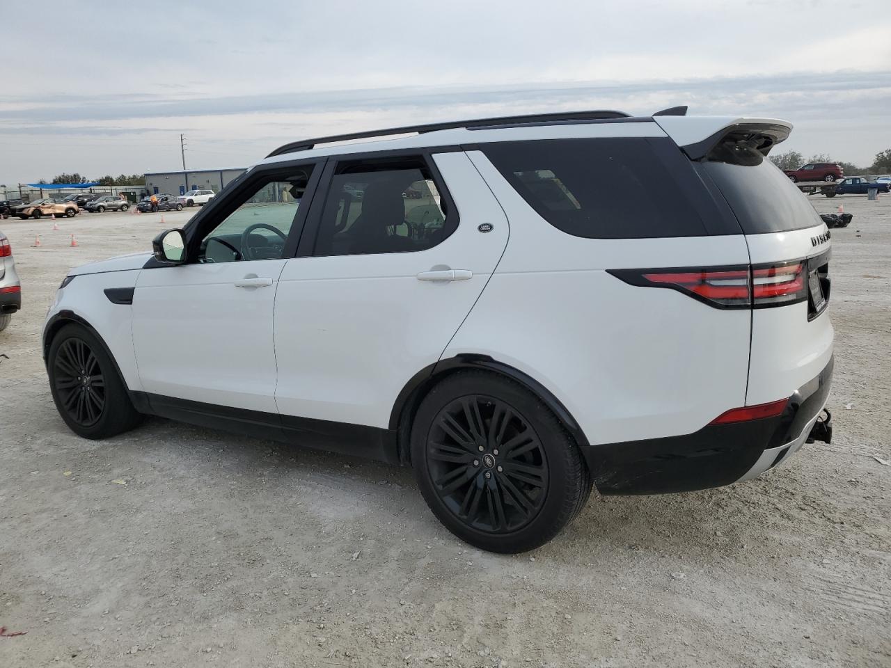 2020 Land Rover Discovery - Image 2