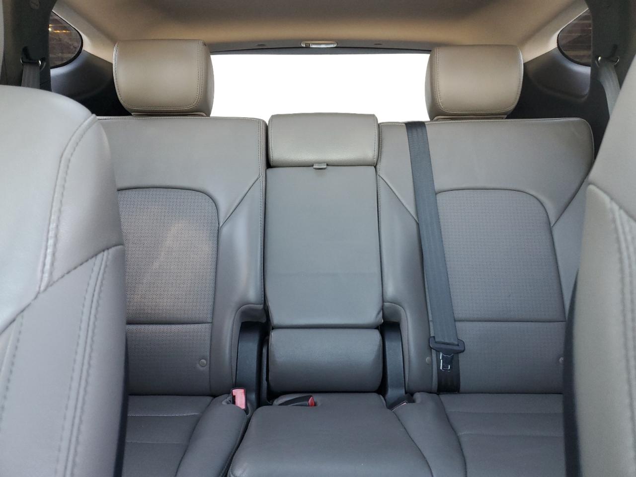 2016 Hyundai Santa Fe - Image 10