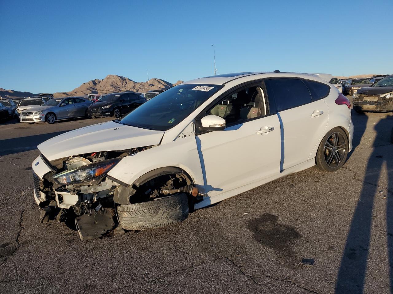 VIN 1FADP3L90JL287760 2018 FORD FOCUS no.1