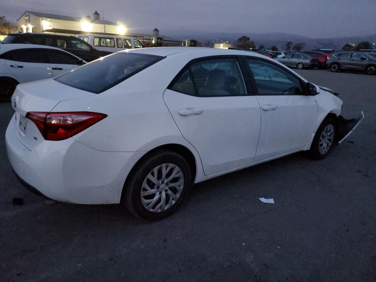 VIN 2T1BURHE8JC015757 2018 TOYOTA COROLLA no.3