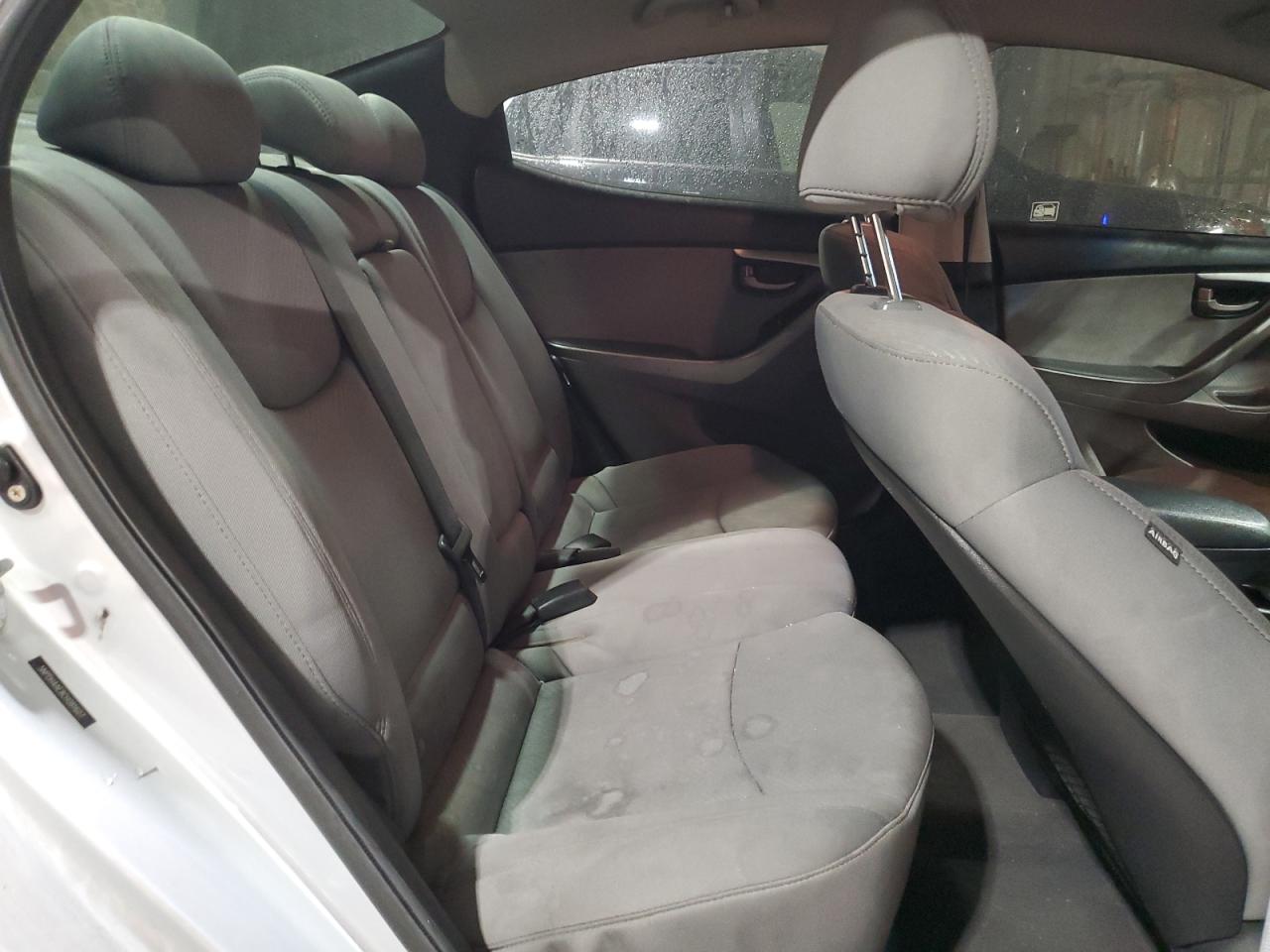 2012 Hyundai Elantra - Image 10