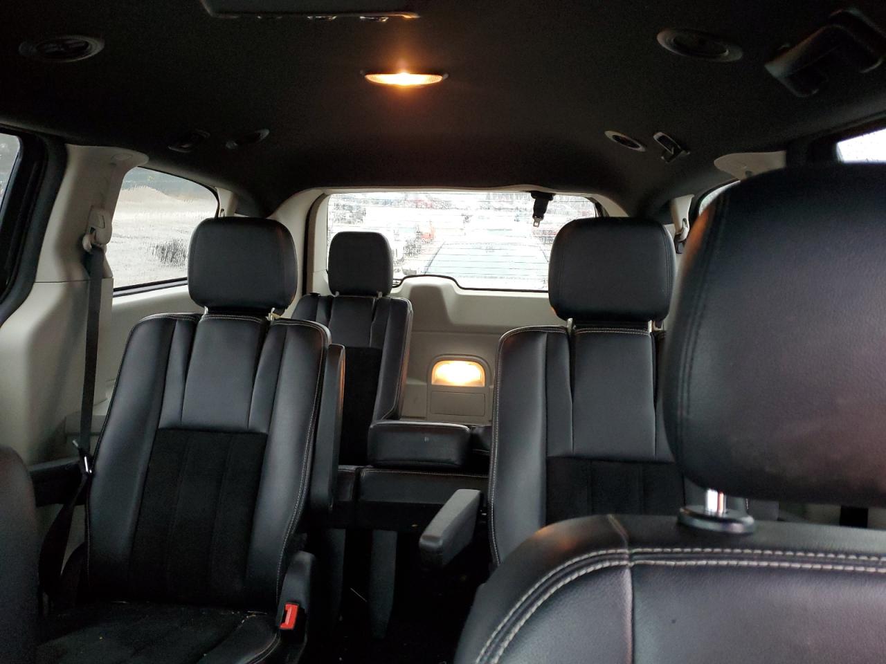 2017 Dodge Caravan - Image 10