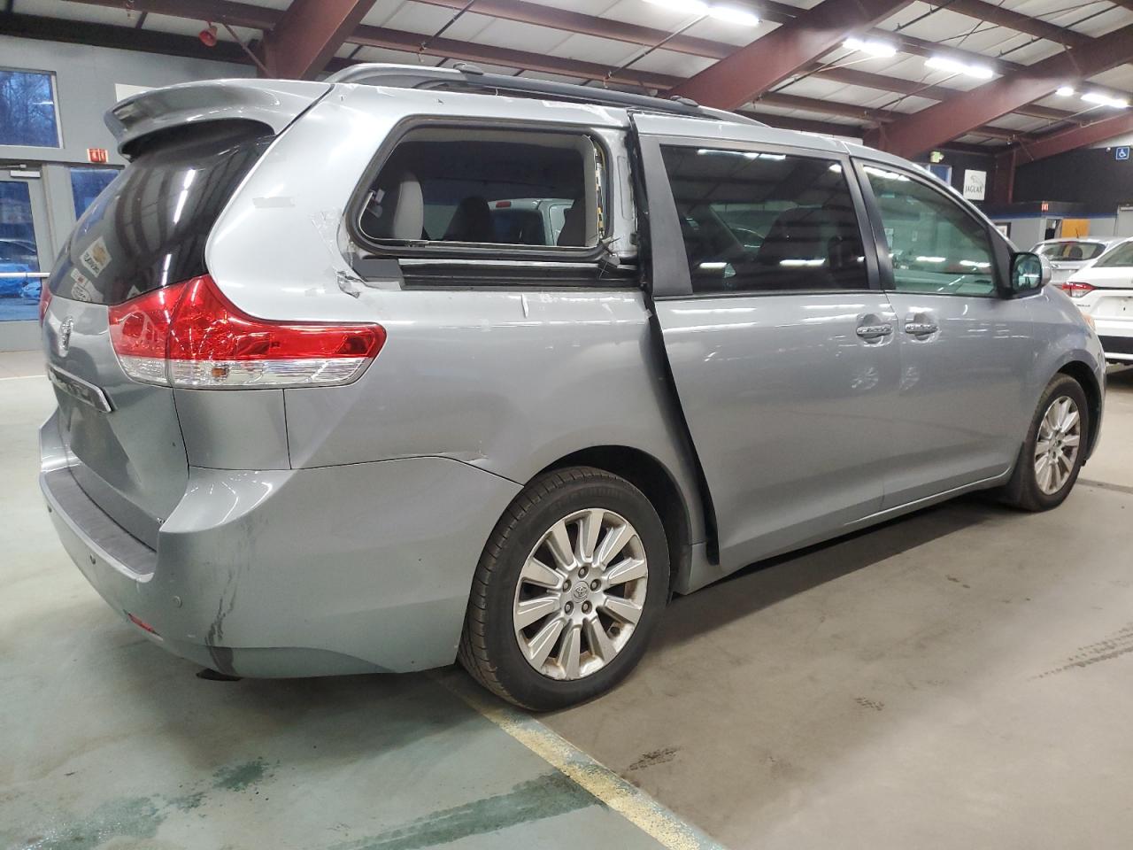 2011 Toyota Sienna - Image 3