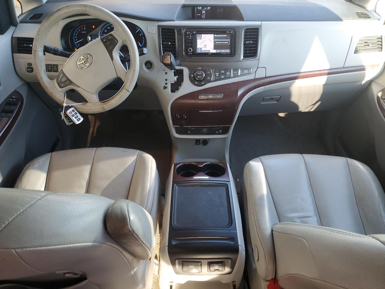 2013 Toyota Sienna - Image 8