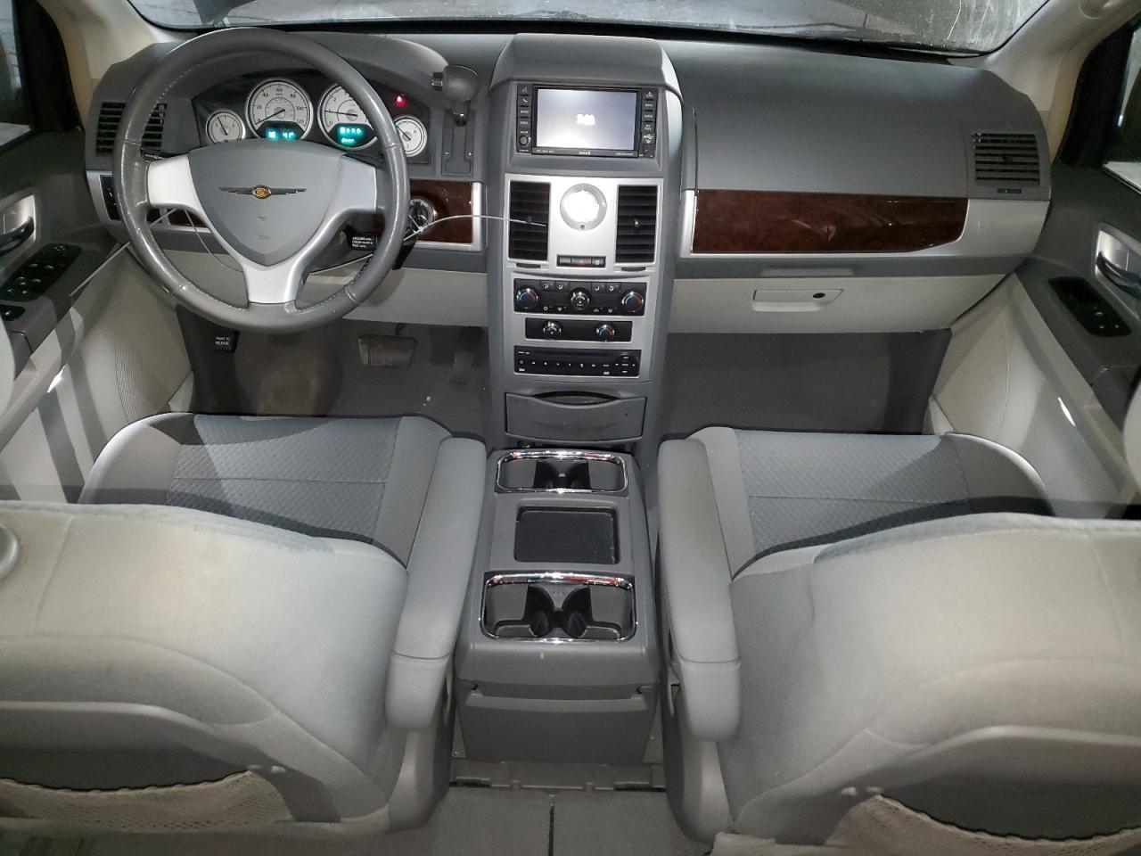 2010 Chrysler Town & Country - Image 8