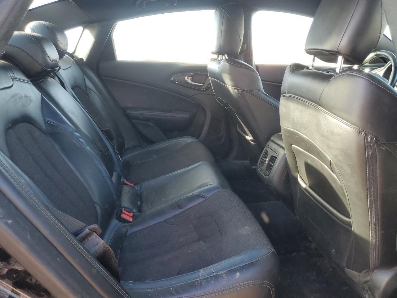 2015 Chrysler 200 - Image 10