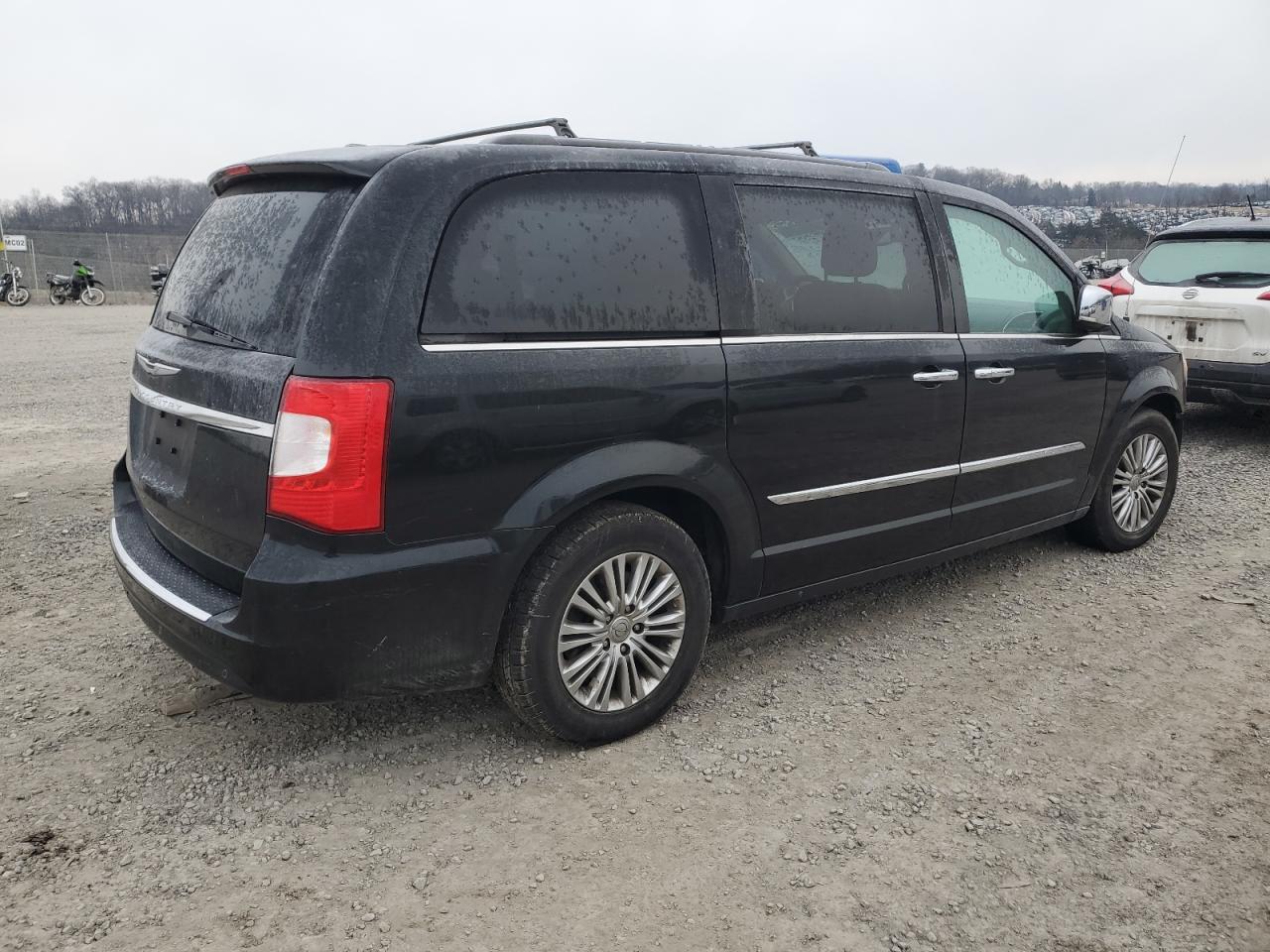 2016 Chrysler Town & Country - Image 3