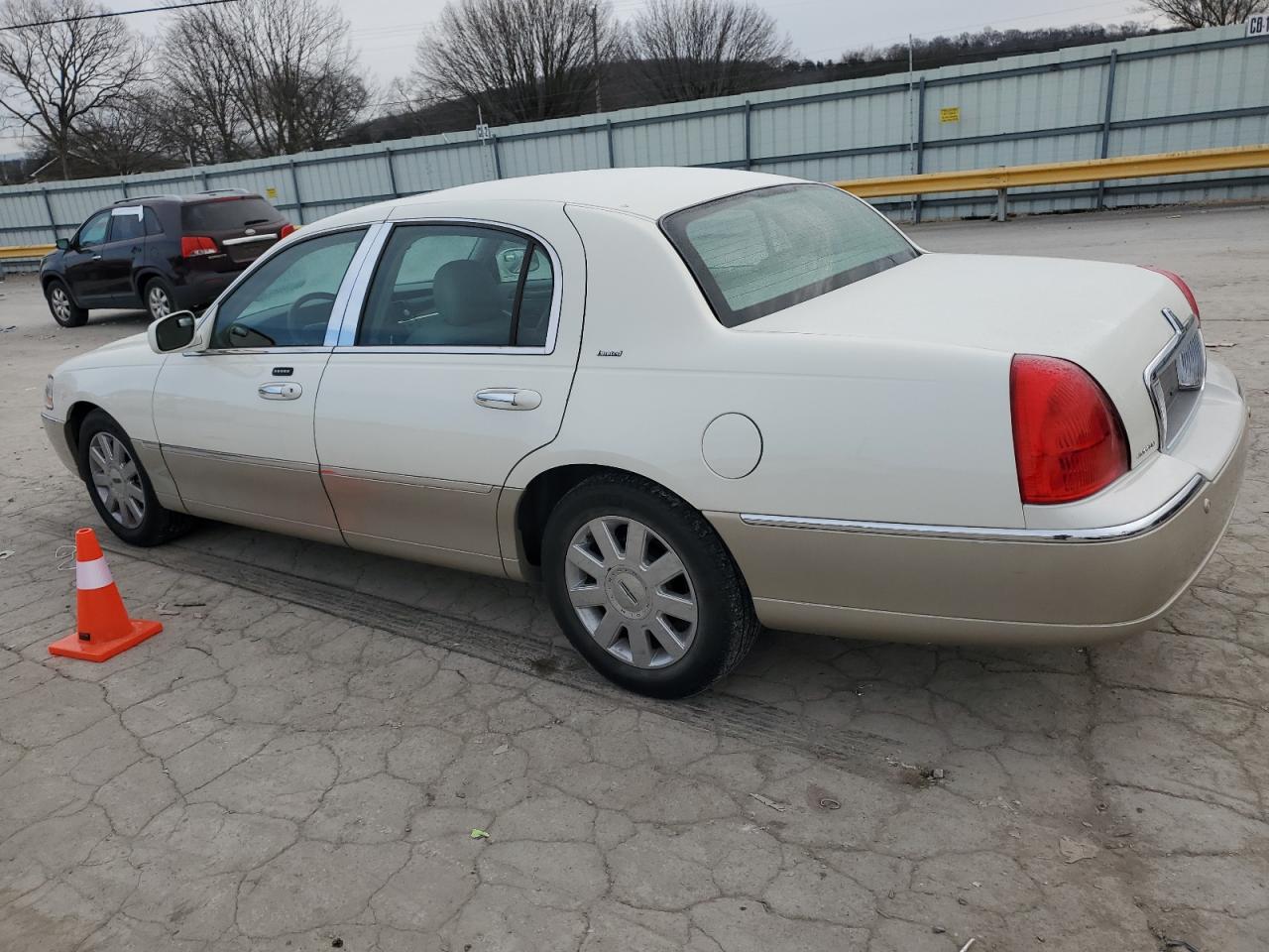 2005 Lincoln Town Car - Image 2
