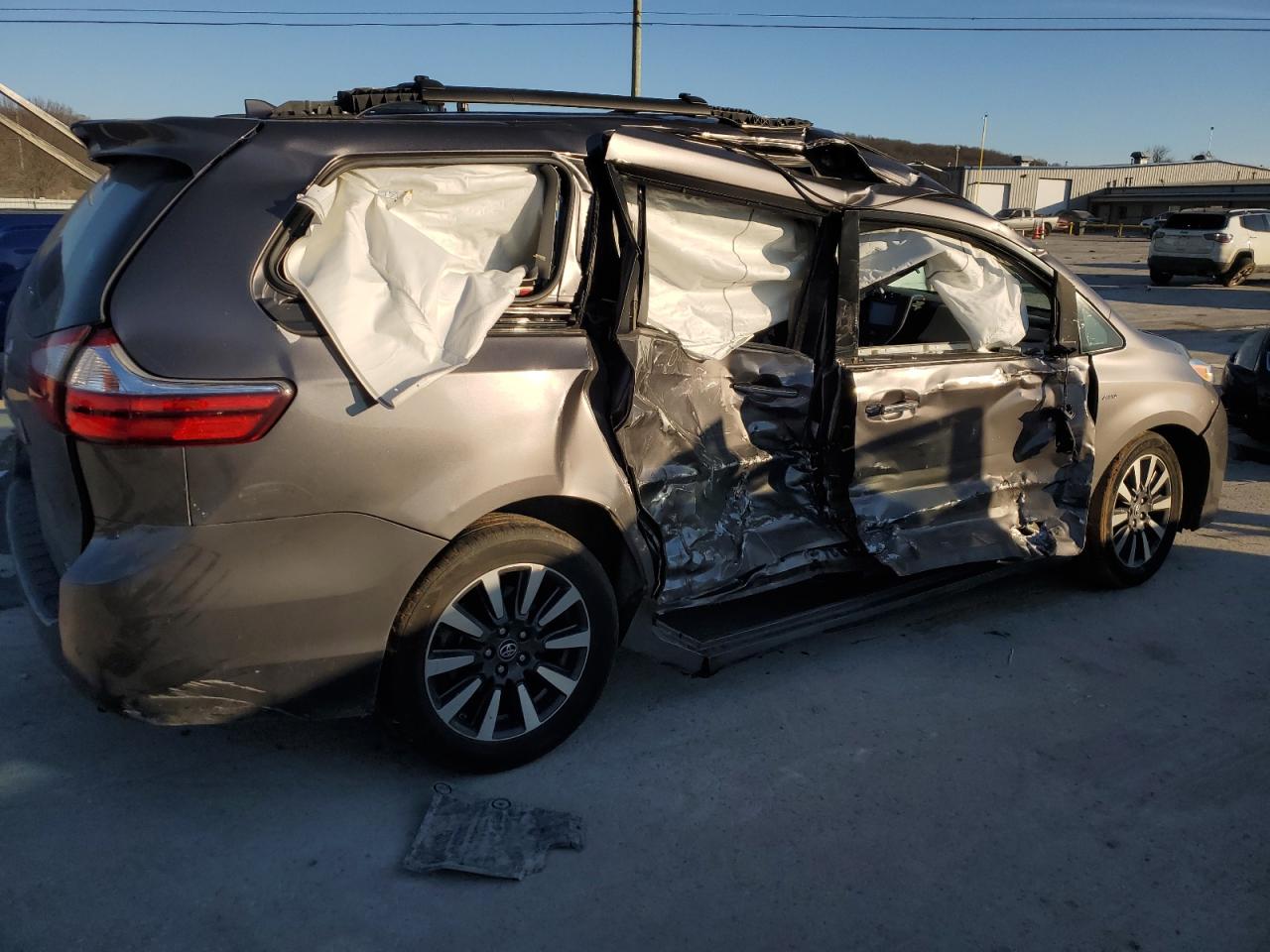 2019 Toyota Sienna - Image 3