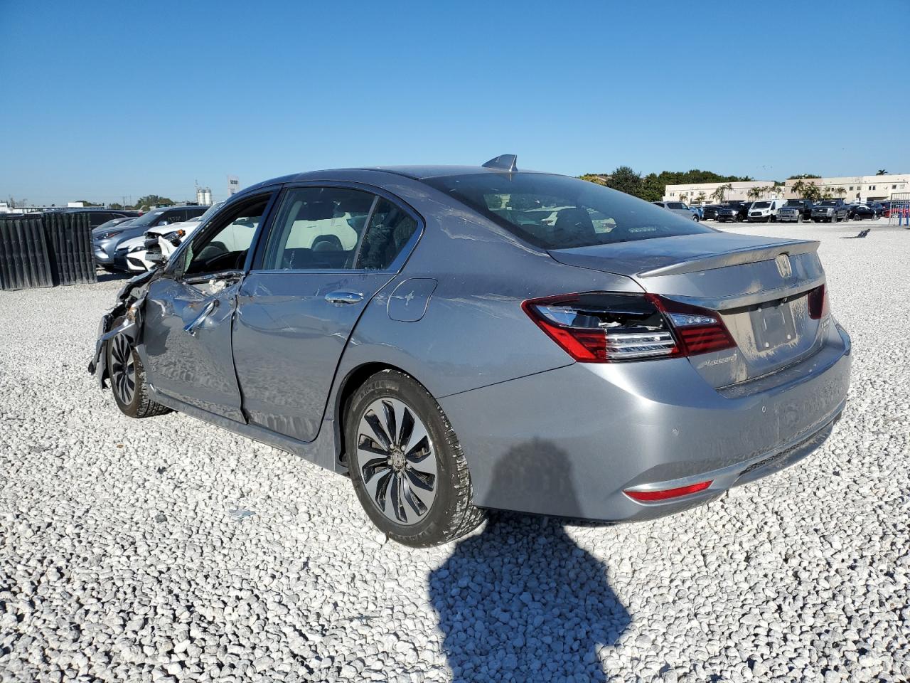 JHMCR6F74HC030704 2017 HONDA ACCORD - Image 2