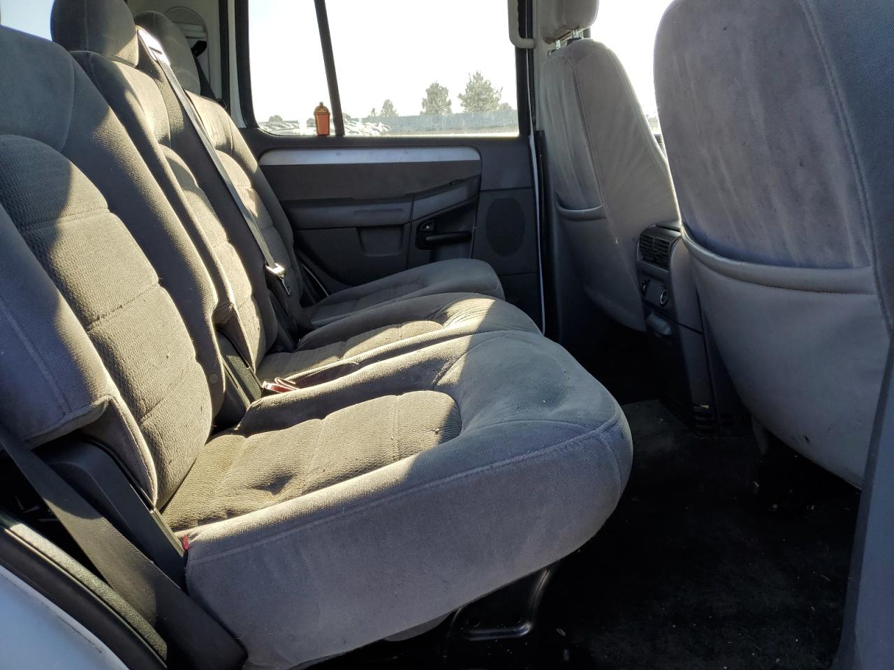 2004 Ford Explorer - Image 11