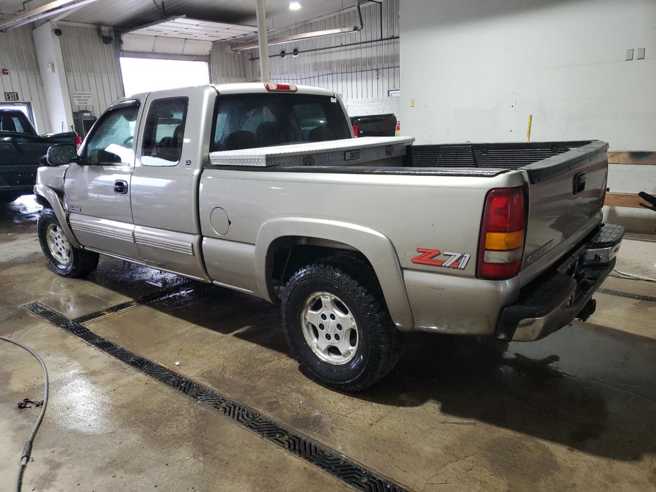 2000 Chevrolet Silverado - Image 2
