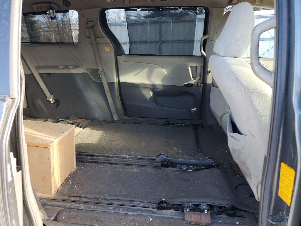 2012 Toyota Sienna - Image 11