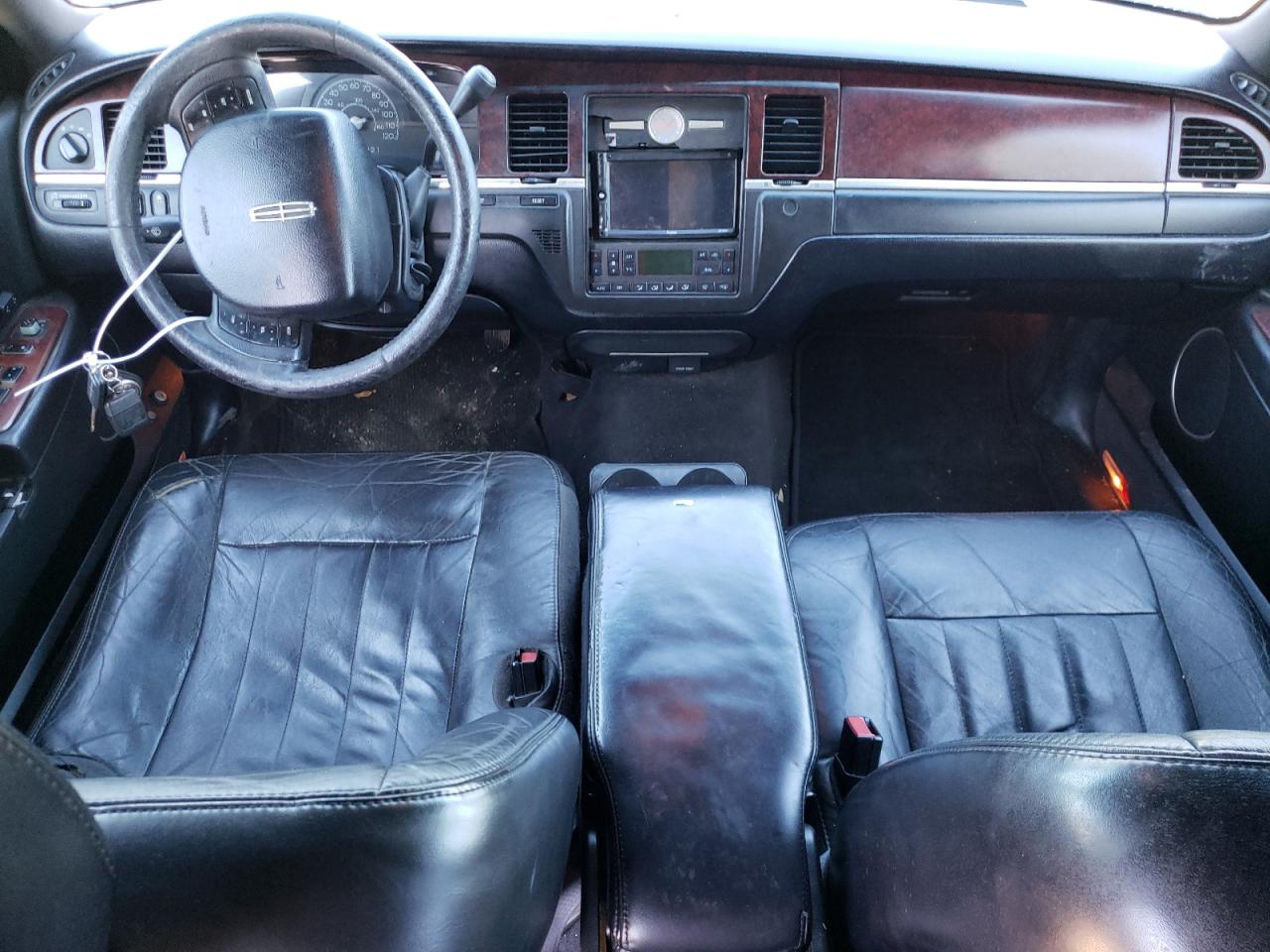 2005 Lincoln Town Car - Image 8