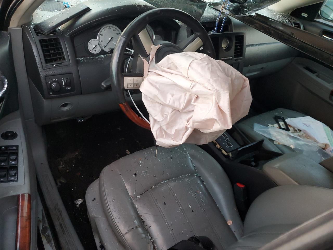 2006 Chrysler 300 - Image 8