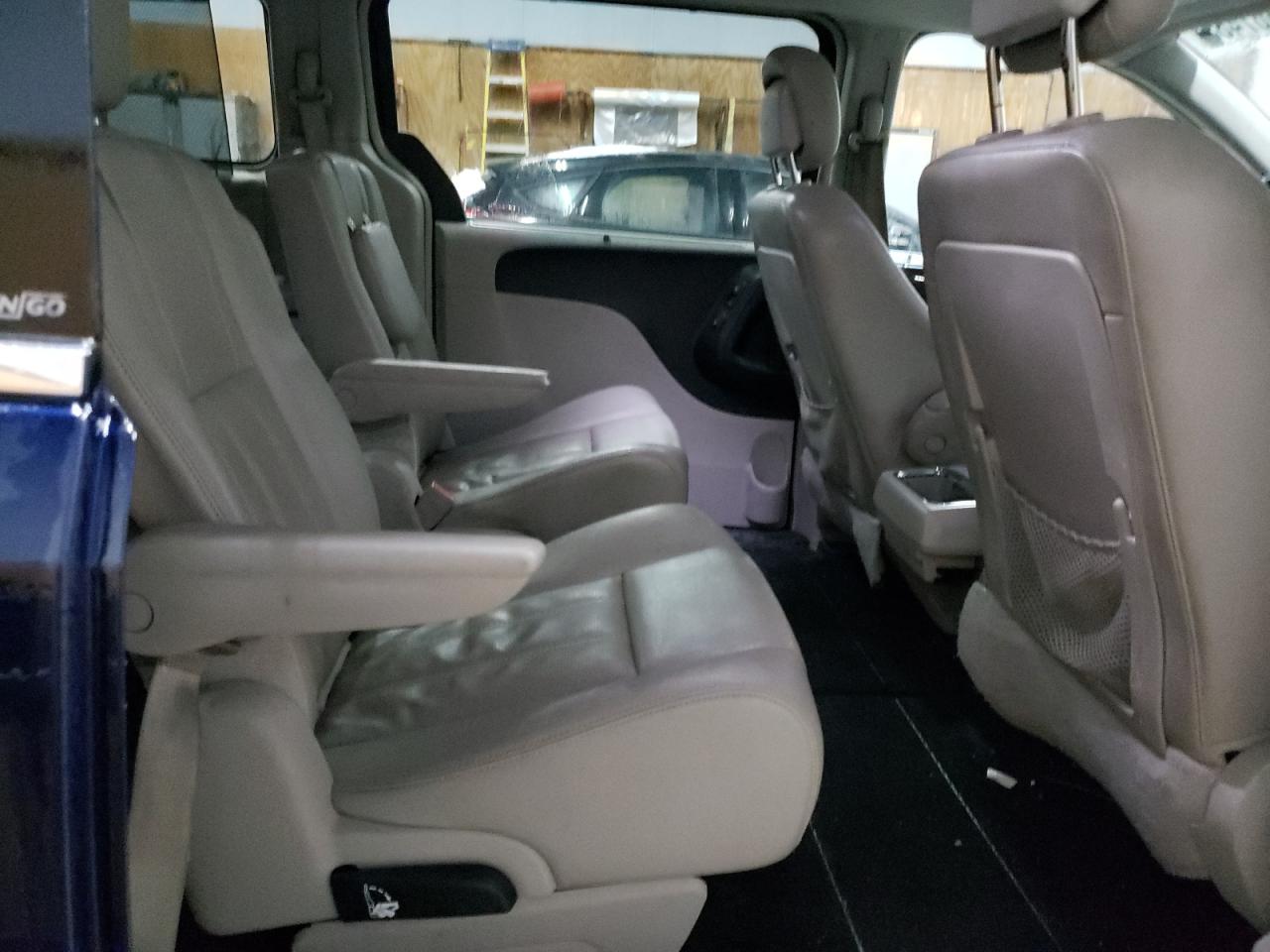 2013 Chrysler Town & Country - Image 11