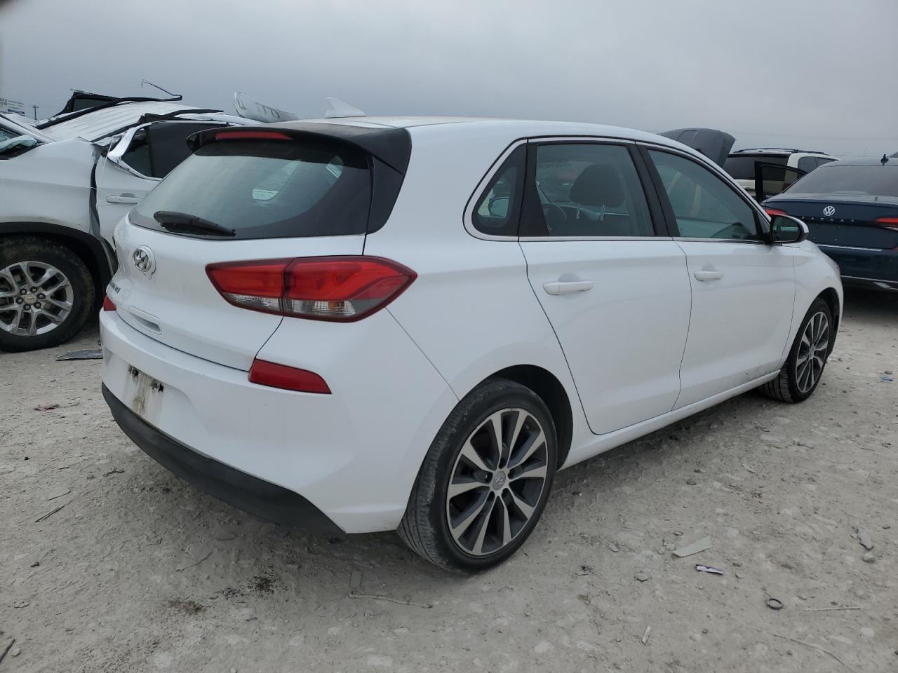 2019 Hyundai Elantra - Image 3