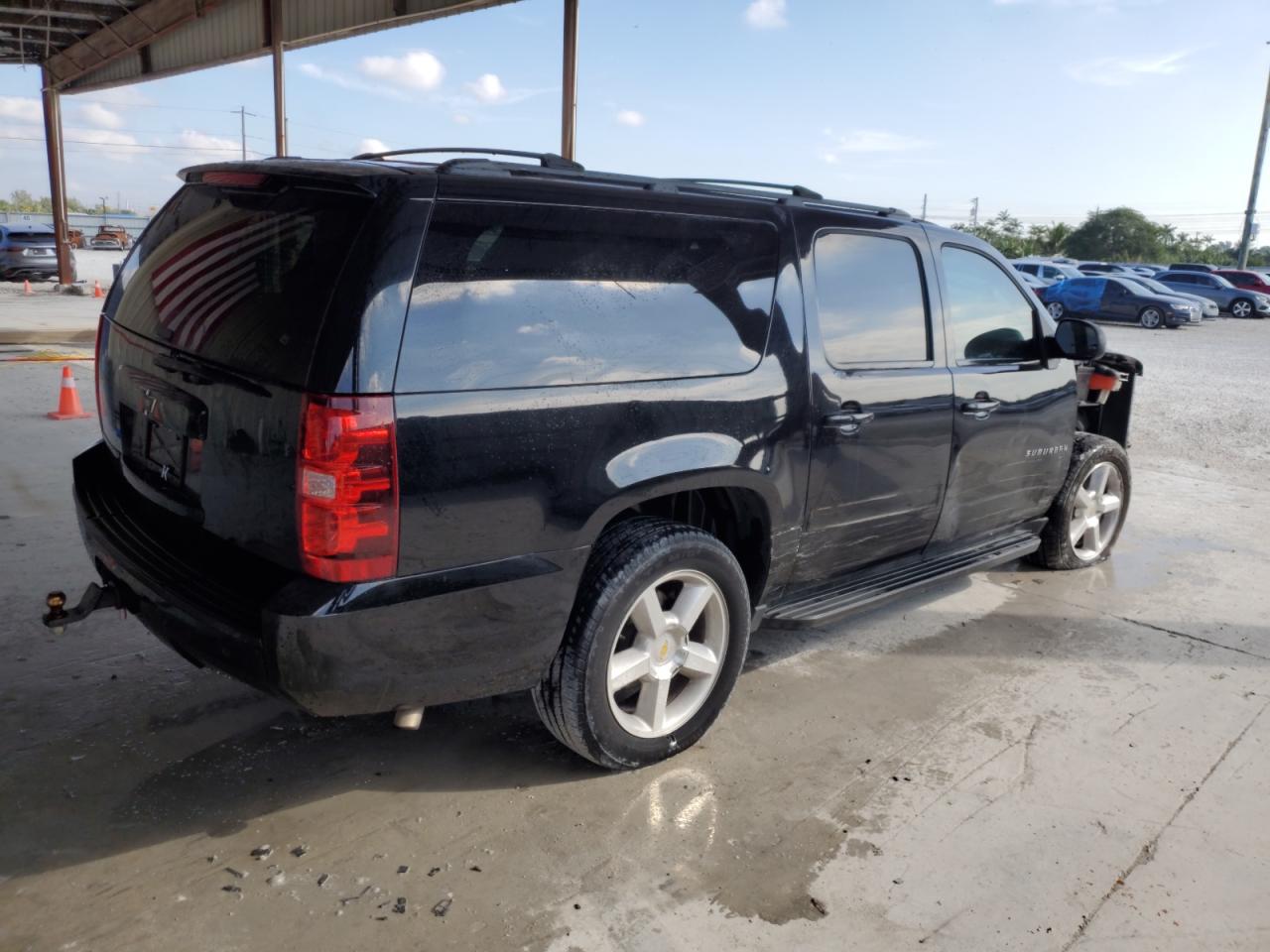 2014 Chevrolet Suburban - Image 3