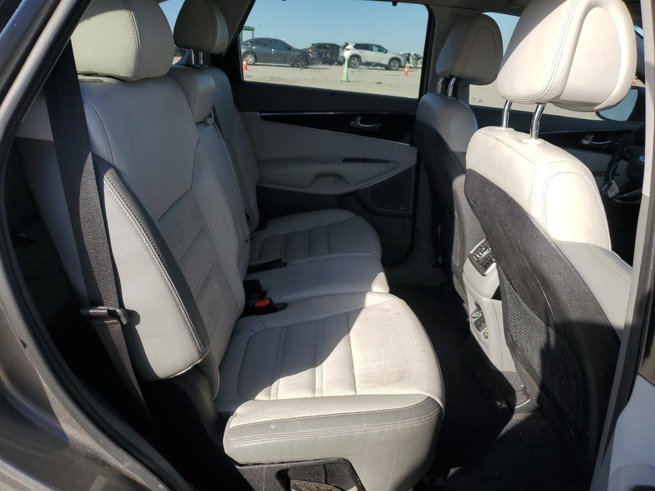 2016 Kia Sorento - Image 11