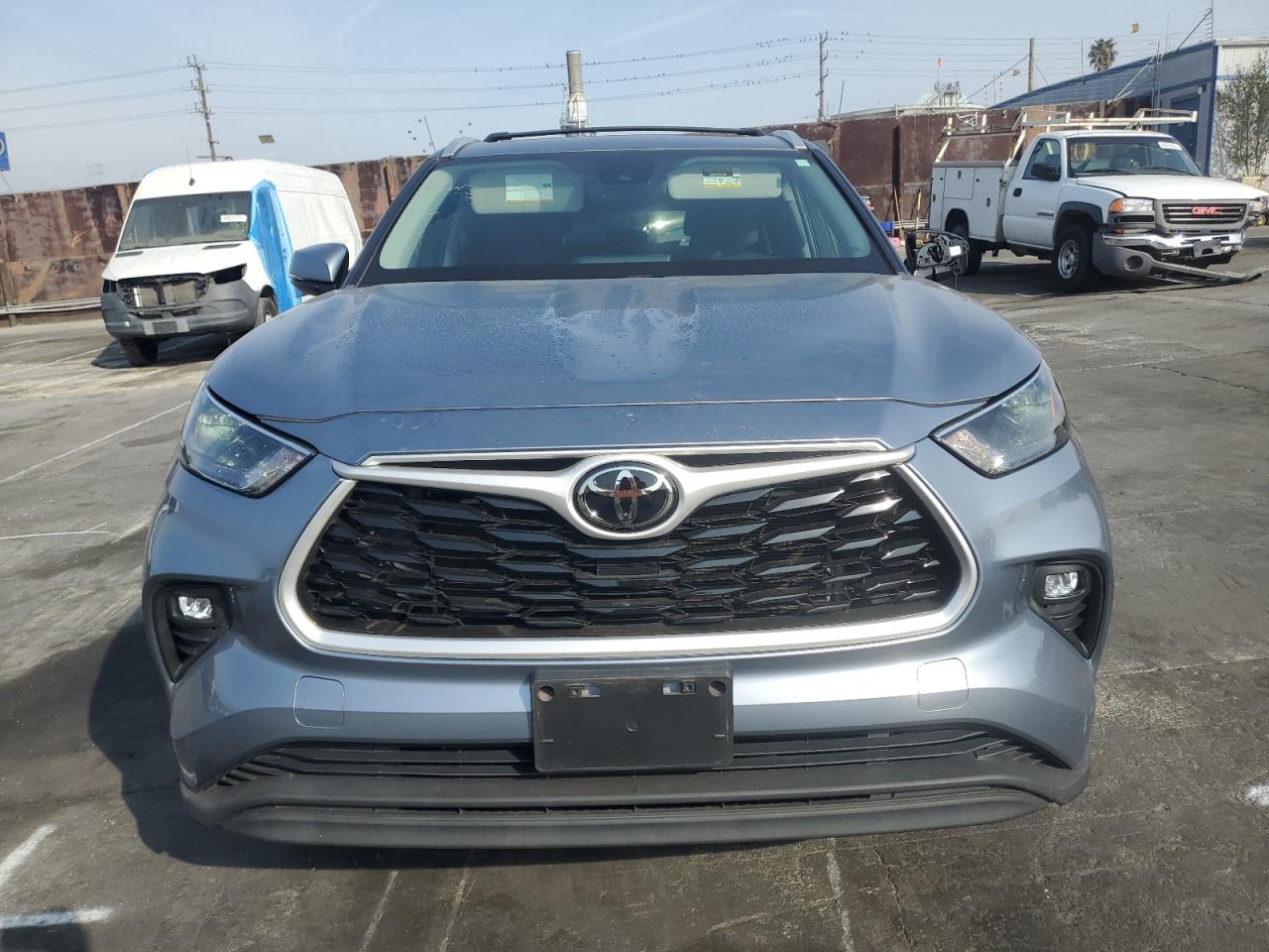 2022 Toyota Highlander - Image 5