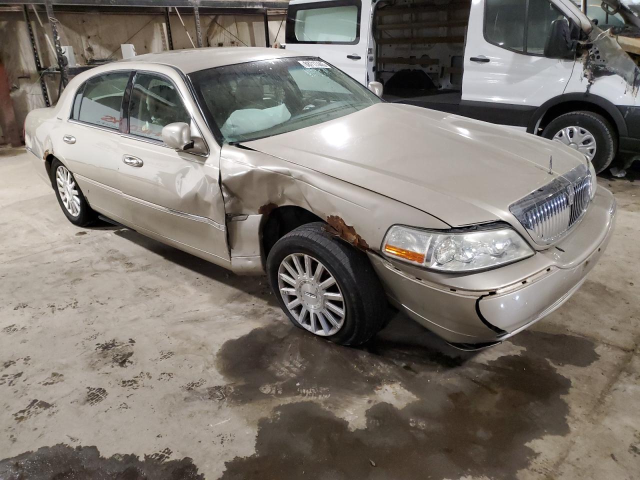 2004 Lincoln Town Car - Image 4