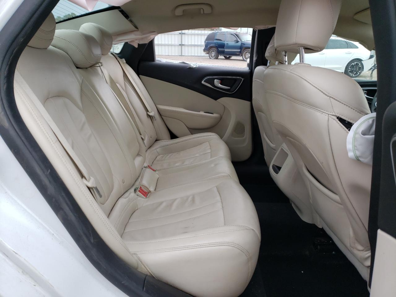 2016 Chrysler 200 - Image 10