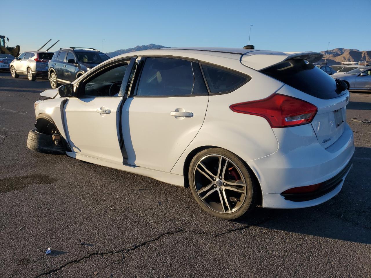 VIN 1FADP3L90JL287760 2018 FORD FOCUS no.2