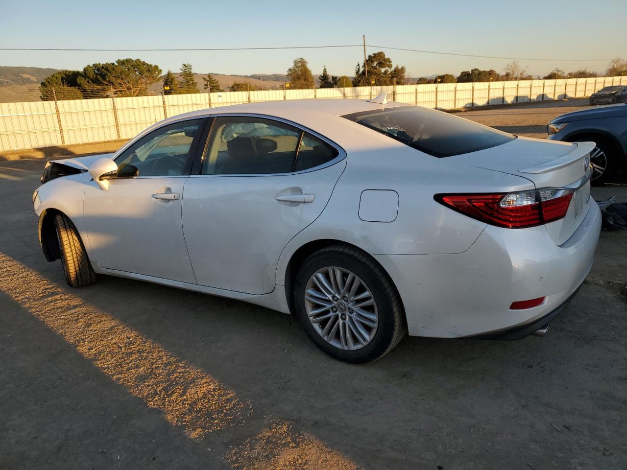 2014 Lexus ES - Image 2