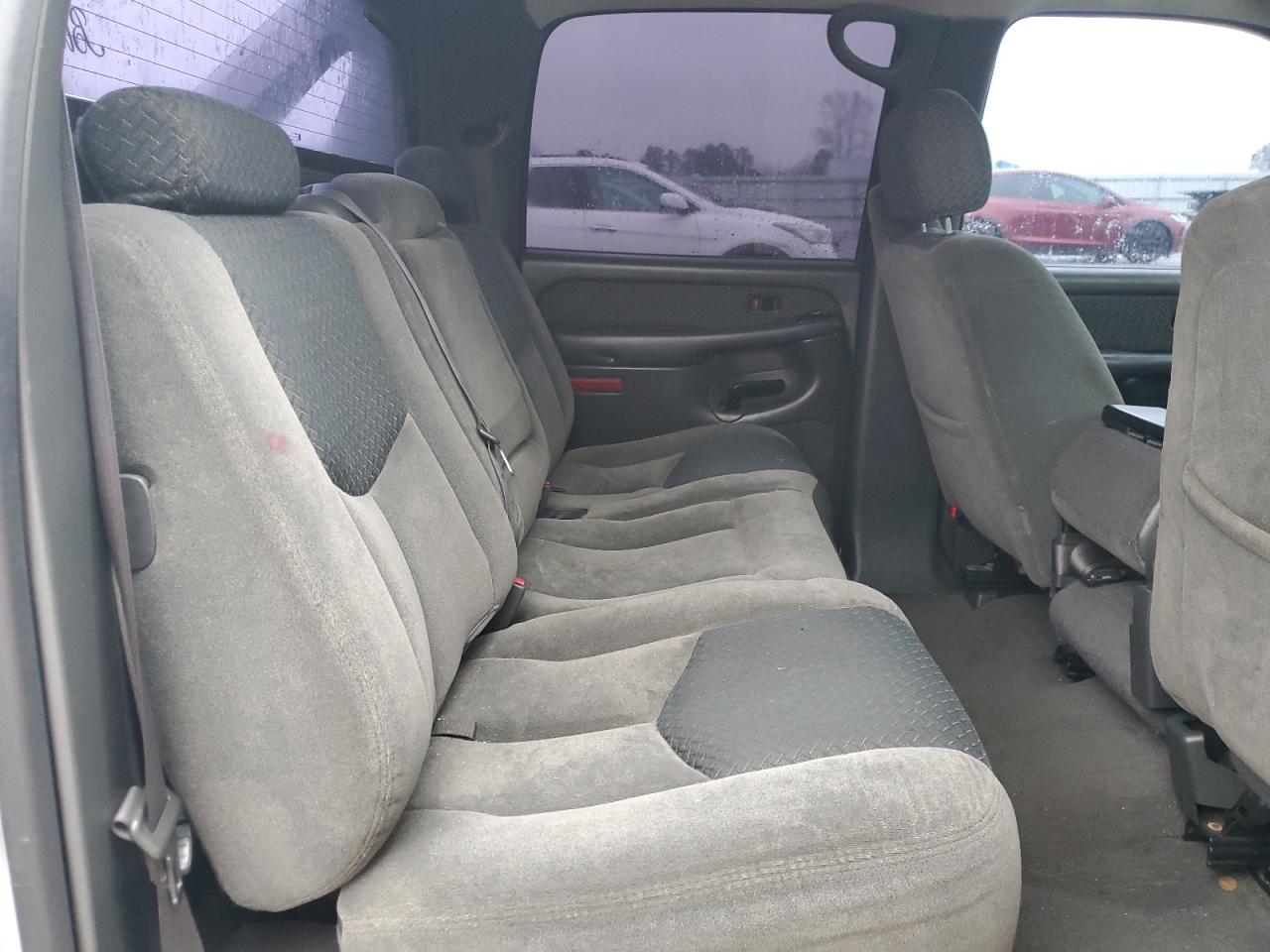 2004 Chevrolet Avalanche - Image 11