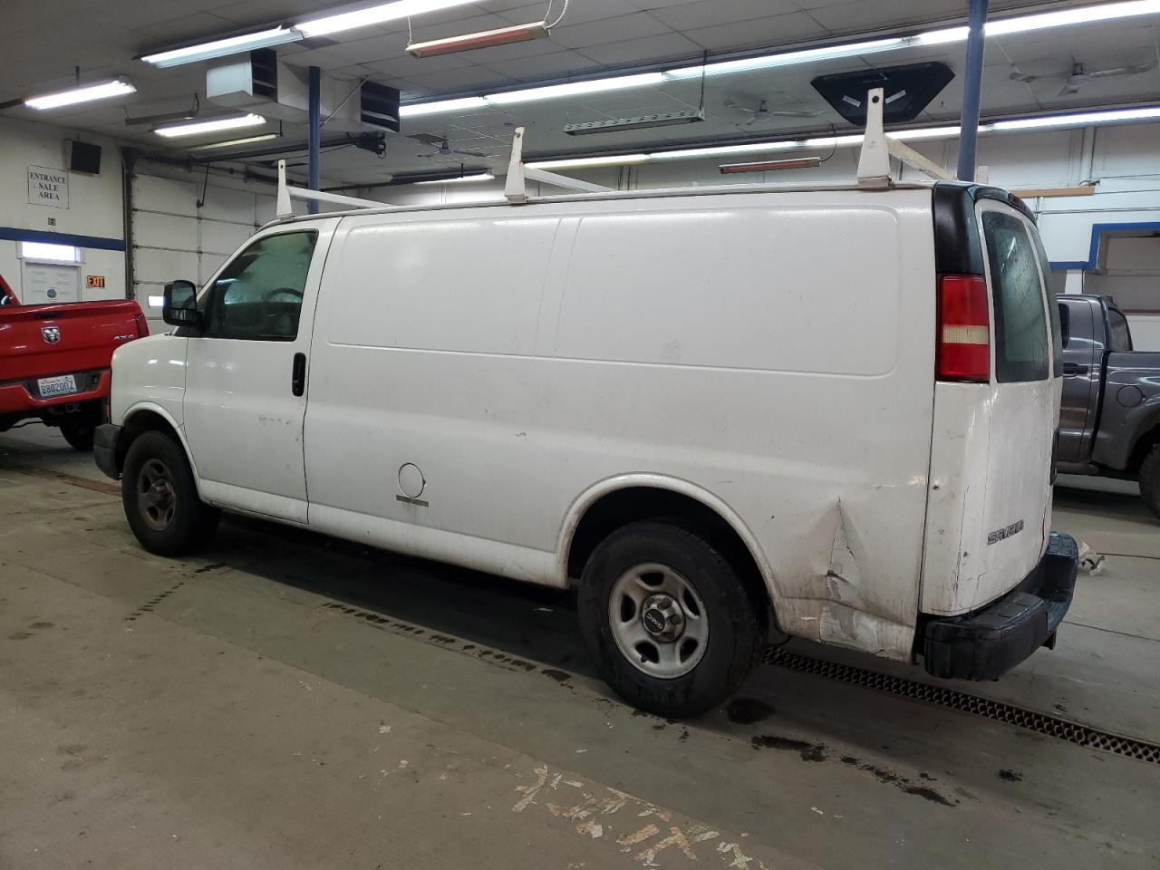 2008 GMC Savana - Image 2