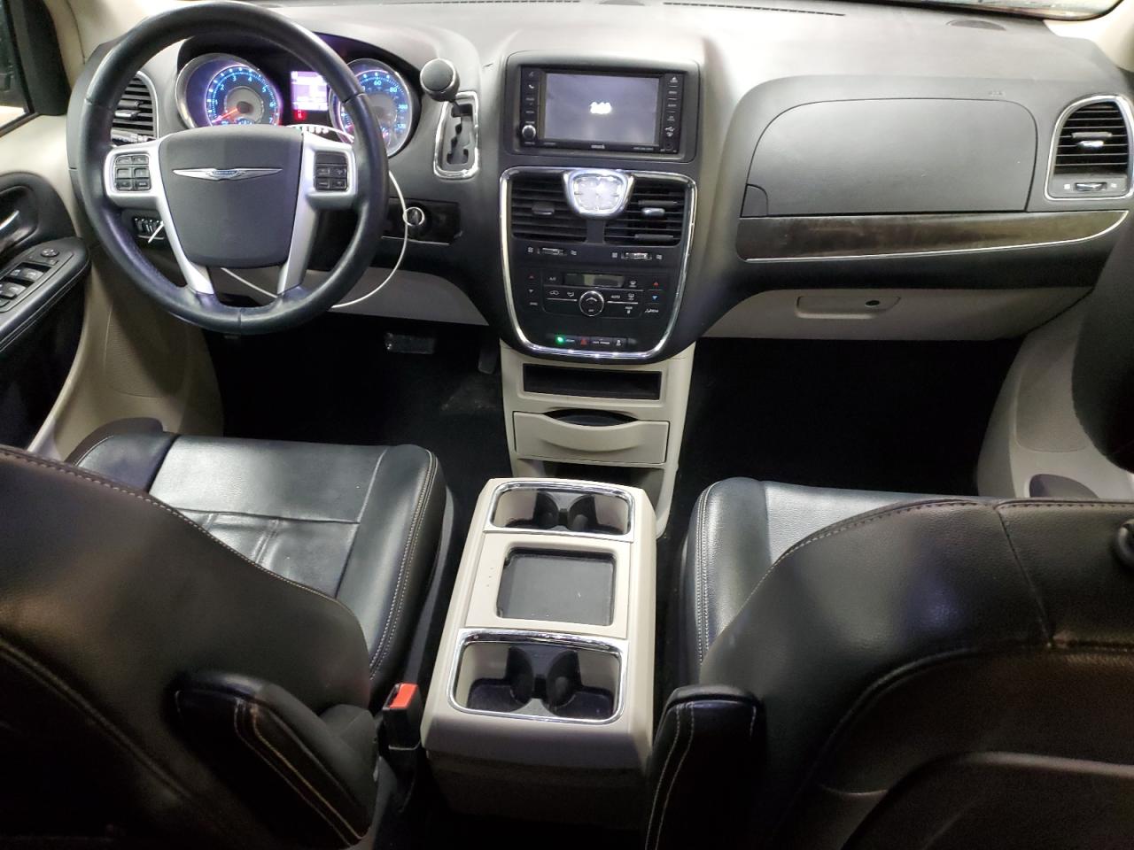 2013 Chrysler Town & Country - Image 8
