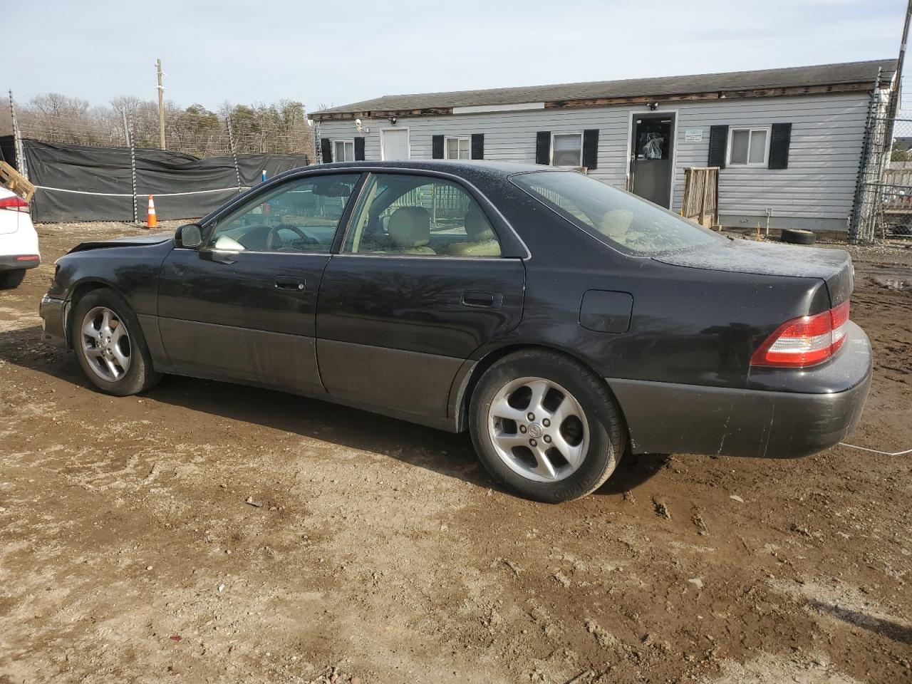 2000 Lexus ES - Image 2