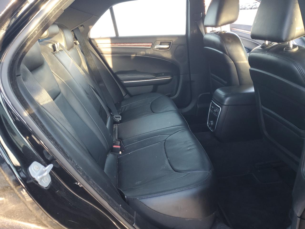 2014 Chrysler 300 - Image 10