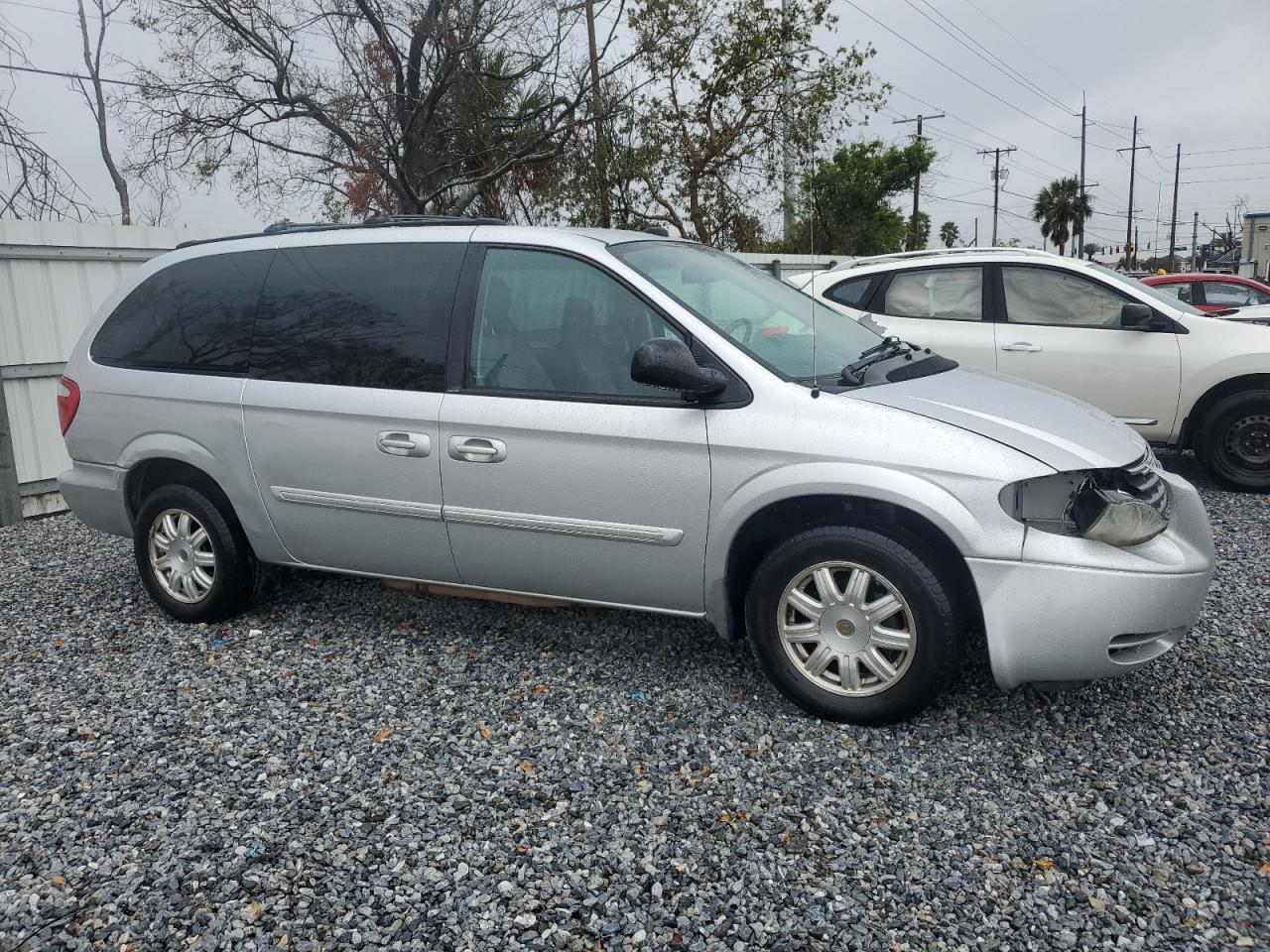 2005 Chrysler Town & Country - Image 4