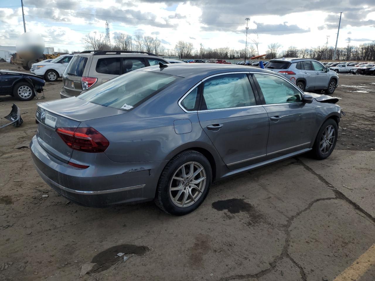 2017 Volkswagen Passat - Image 3