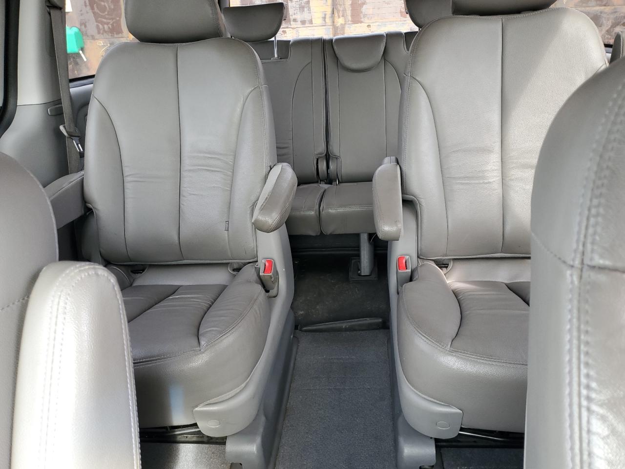 2011 Kia Sedona - Image 10