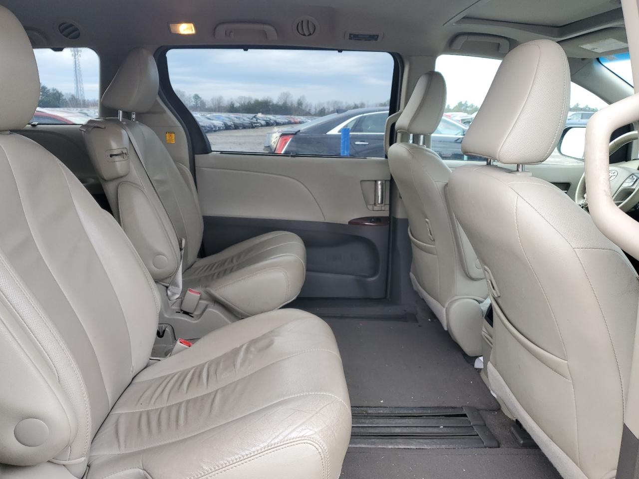 2013 Toyota Sienna - Image 11