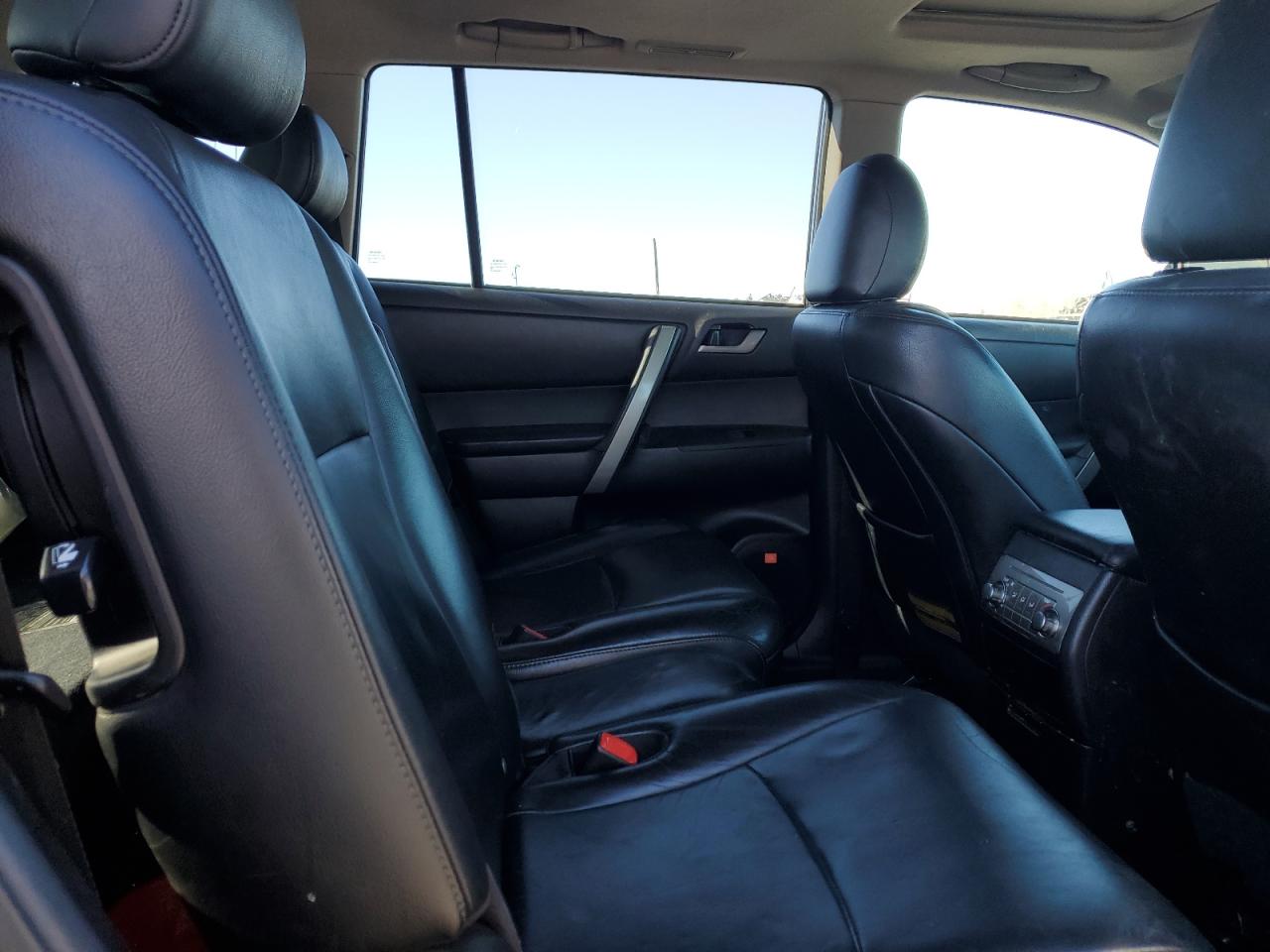 2012 Toyota Highlander - Image 11