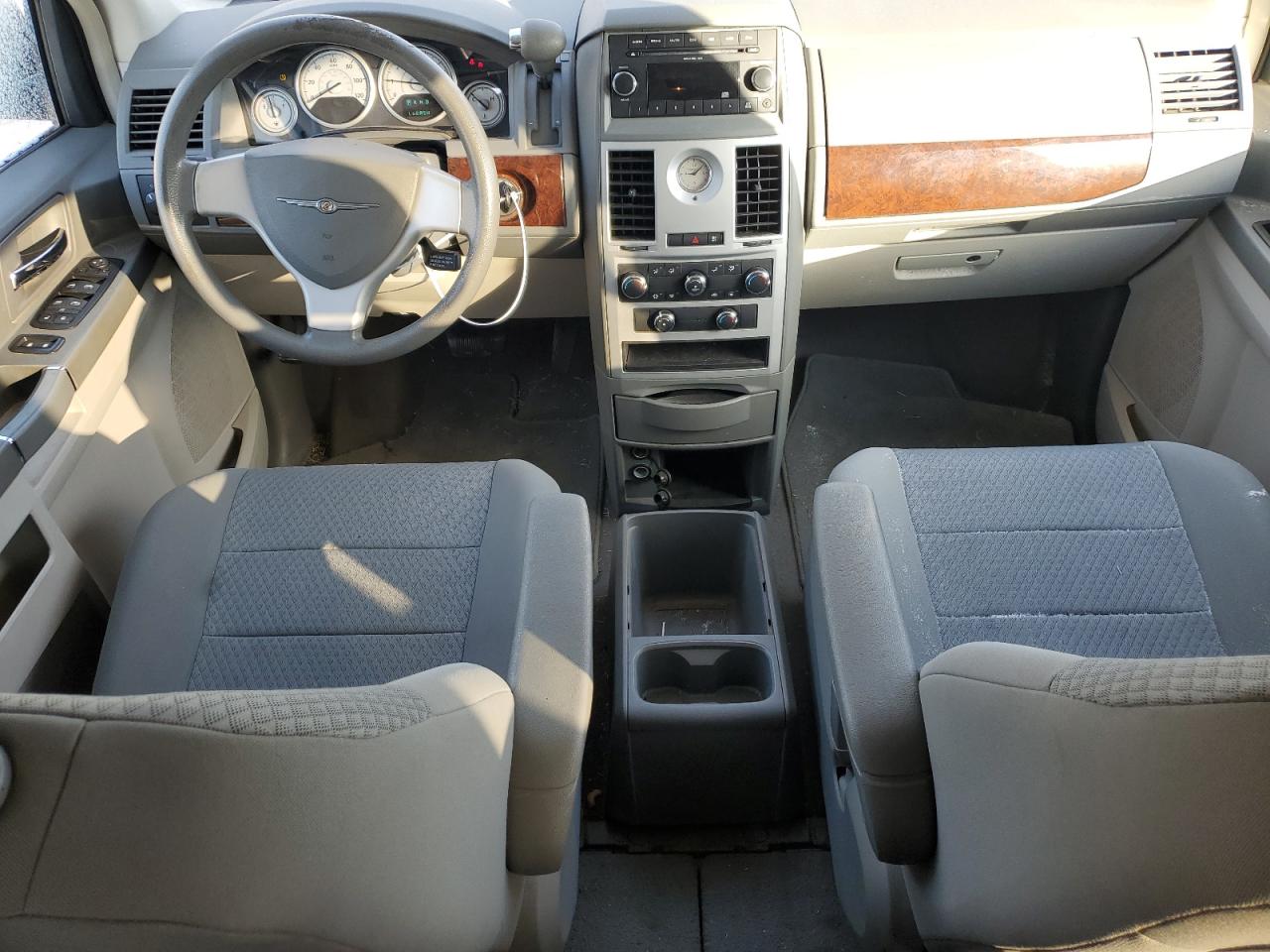 2010 Chrysler Town & Country - Image 8
