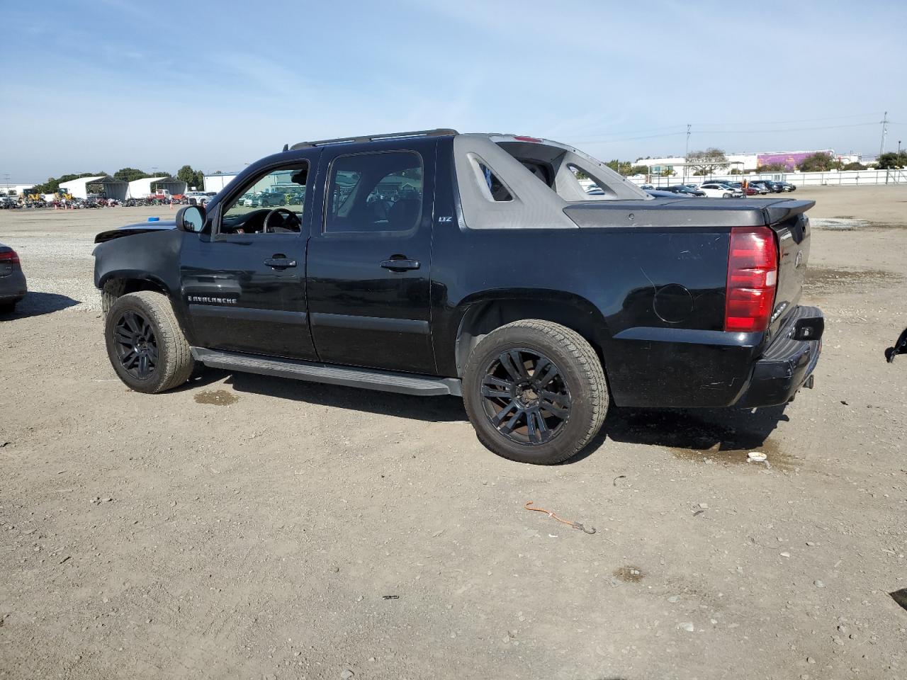 2007 Chevrolet Avalanche - Image 2