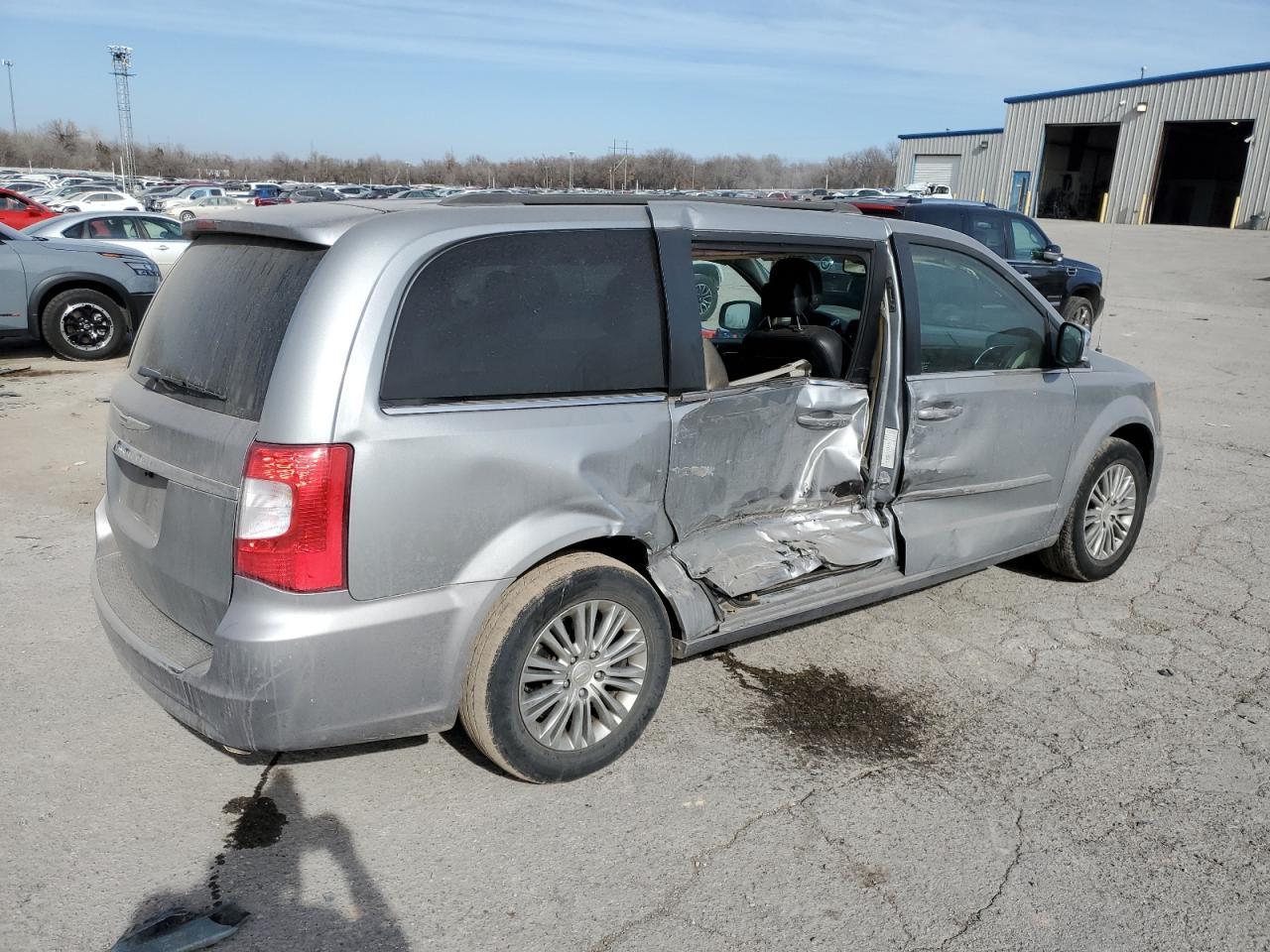 2014 Chrysler Town & Country - Image 3