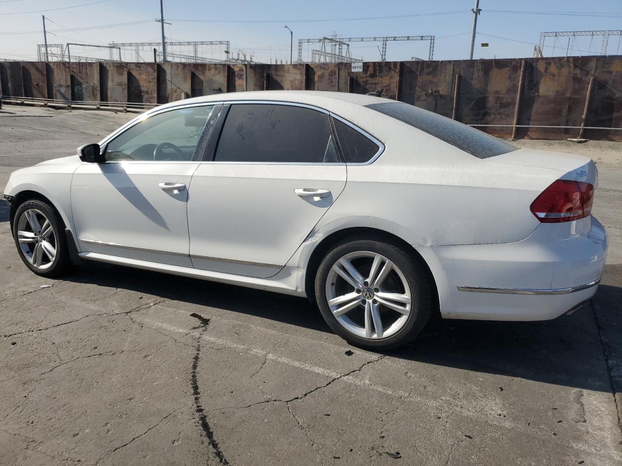 2014 Volkswagen Passat - Image 2