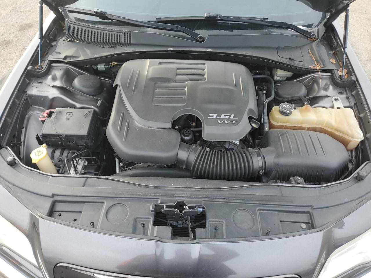 2014 Chrysler 300 - Image 11