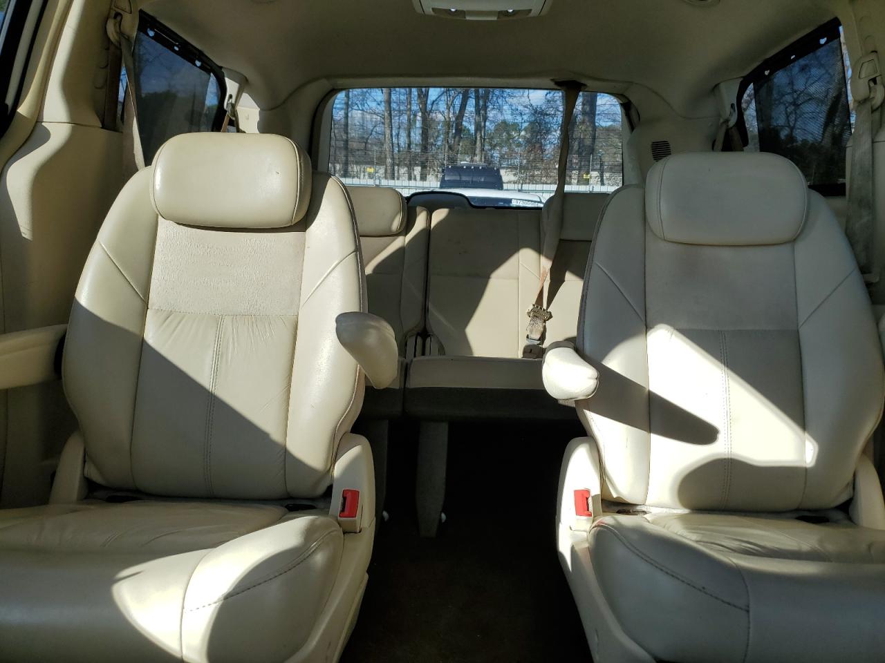 2010 Chrysler Town & Country - Image 10