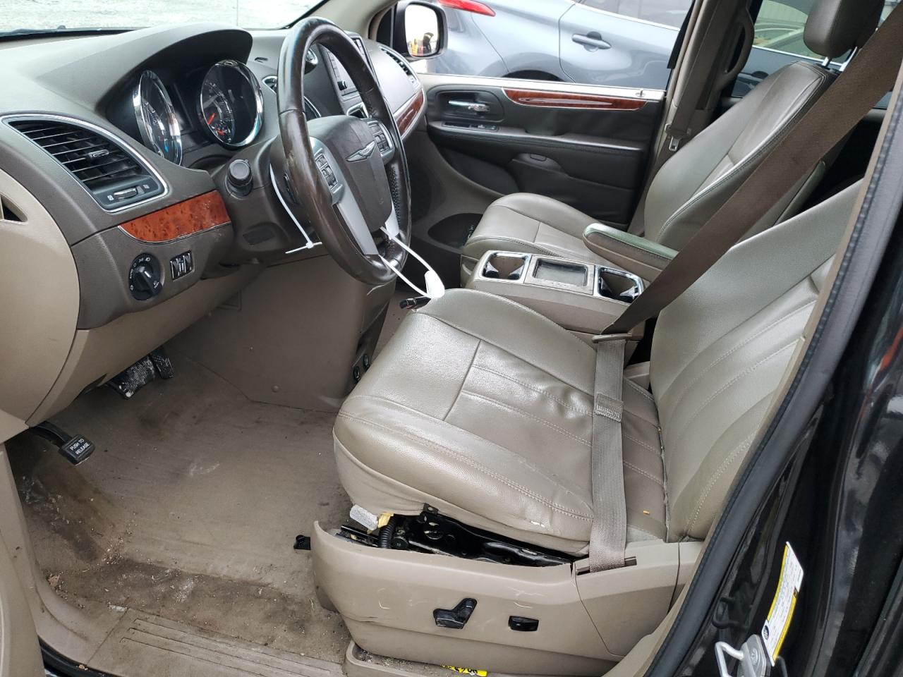 2014 Chrysler Town & Country - Image 7